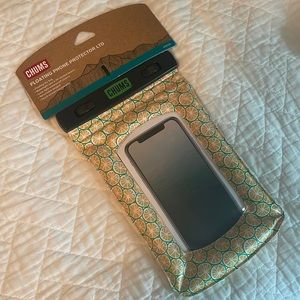 NWT Chums Floating Phone Protector